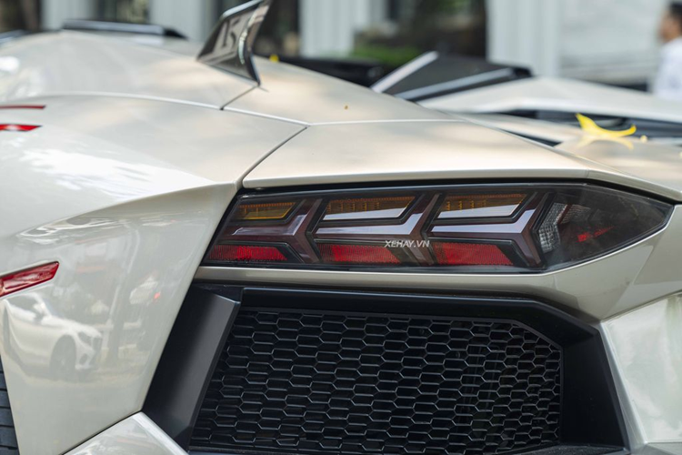 Theo đó, cản trước của xe đã được thay thế giống như Aventador SVJ, với bộ chia gió và líp trước làm từ chất liệu carbon nhằm tránh việc tăng trọng lượng ban đầu của xe. Bên trên xe còn được thiết kế thêm khe hút gió nhỏ giúp cải thiện tính khí động học.