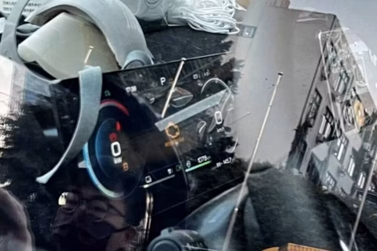 Về hình dáng bên ngoài, mặt trước của chiếc xe mới có thiết kế vuông vắn, gần giống với các hình ảnh bằng sáng chế và hình minh họa ý tưởng đã thấy trước đây.