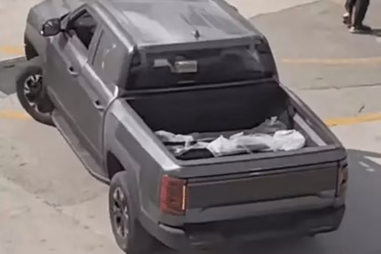 Về các tùy chọn hệ truyền động, xe bán tải BYD tại Trung Quốc sẽ có phiên bản plug-in hybrid và chạy hoàn toàn bằng điện. Các báo cáo trước đây đã gợi ý về các tính năng tiềm năng, bao gồm hệ thống treo chủ động thủy lực, gương chiếu hậu trực tuyến và công nghệ AR-HUD của Huawei.