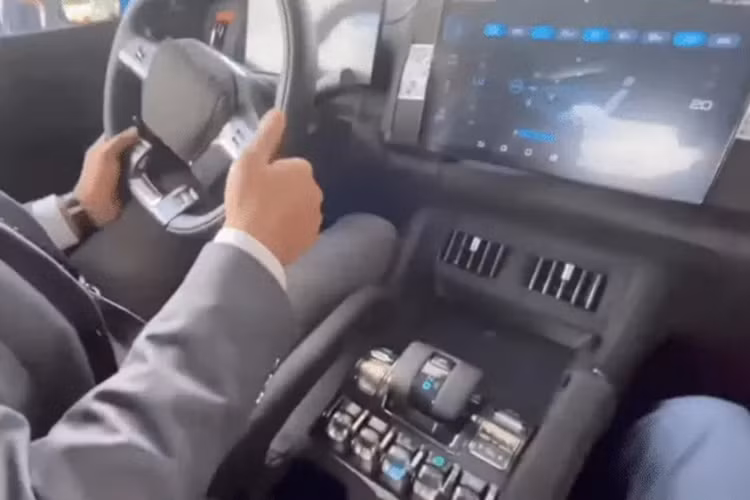 Những hình ảnh này cho thấy rằng chiếc xe bán tải mới của BYD mặc dù không lớn lắm nhưng sử dụng thiết kế có bốn cửa và có năm chỗ ngồi, toát lên vẻ thẩm mỹ chắc chắn và mạnh mẽ.