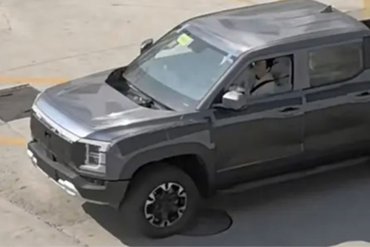 Đèn hậu theo chiều dọc và cửa sổ phía sau mở rộng mang lại vẻ ngoài gọn gàng, định vị chiếc xe mới này trong phân khúc thị trường xe bán tải từ trung đến cao cấp.