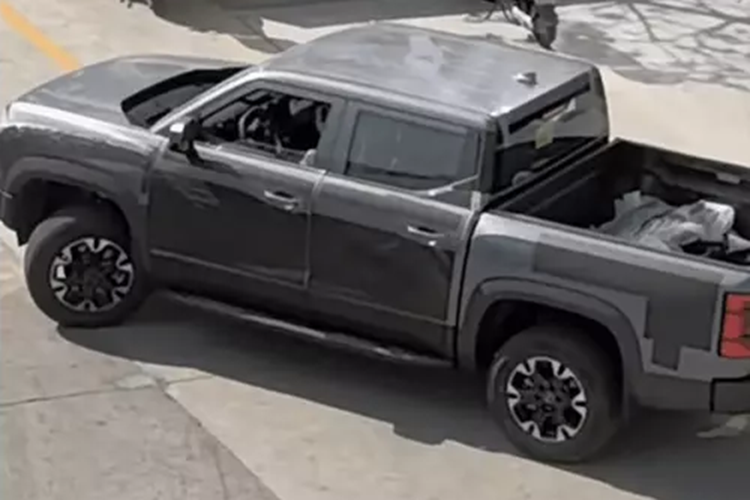 Dự đoán khu vực phía sau bảng đồng hồ sẽ tích hợp chức năng Head-Up Display (HUD). Ngoài ra, phía sau màn hình hiển thị trung tâm còn có một mô-đun hình chữ H, mặc dù chức năng cụ thể của nó vẫn chưa được tiết lộ.