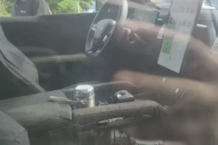 Các báo cáo trước đó chỉ ra rằng nguyên mẫu của chiếc xe tải này đang được thử nghiệm, với kỳ vọng phiên bản hybrid sẽ ra mắt vào năm 2024, trong khi biến thể chạy hoàn toàn bằng điện dự kiến ra mắt vào năm 2025.