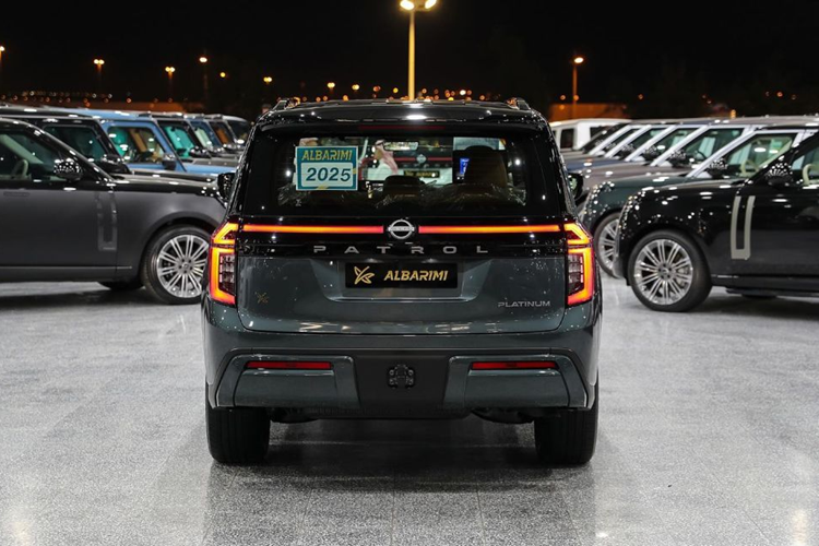 Ở chính giữa là lưới tản nhiệt V-motion kết hợp với các dải đèn nằm ngang nhìn bắt mắt hơn. Thế hệ mới của Nissan Patrol được trang bị mâm xe hợp kim kích thước 22 inch, không chỉ giúp ngoại hình của xe thêm mạnh mẽ, bệ vệ mà còn giúp khoảng sáng gầm thêm rộng rãi.