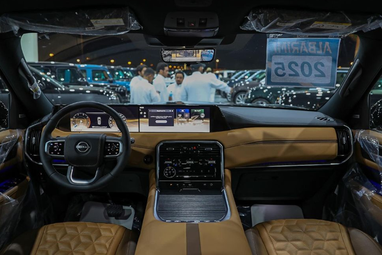 Phía đuôi xe có cụm đèn hậu được tạo hình 2 chữ "C" khá tương đồng với khu vực đầu xe. Hai bên đèn hậu còn nối với nhau bằng dải đèn LED mỏng nằm vắt ngang cửa cốp. Không rõ khi về Việt Nam xe sẽ có những tiện ích gì. Tại thị trường Trung Đông, Nissan Patrol 2025 sở hữu không gian nội thất rộng rãi với nhiều công nghệ hiện đại.