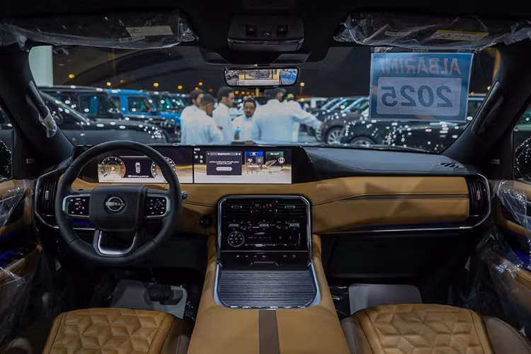 Phía đuôi xe có cụm đèn hậu được tạo hình 2 chữ "C" khá tương đồng với khu vực đầu xe. Hai bên đèn hậu còn nối với nhau bằng dải đèn LED mỏng nằm vắt ngang cửa cốp. Không rõ khi về Việt Nam xe sẽ có những tiện ích gì. Tại thị trường Trung Đông, Nissan Patrol 2025 sở hữu không gian nội thất rộng rãi với nhiều công nghệ hiện đại.