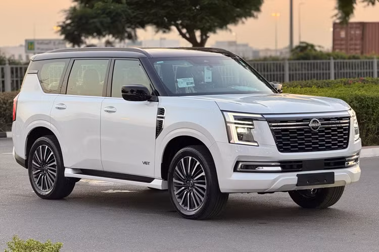 Tại thị trường Trung Đông, mẫu xe SUV Nissan Patrol 2025 có hai tùy chọn động cơ xăng V6. Cụ thể, phiên bản thấp sử dụng động cơ hút khí tự nhiên 3.8L, sản sinh công suất 316 mã lực và mô-men xoắn 386 Nm.