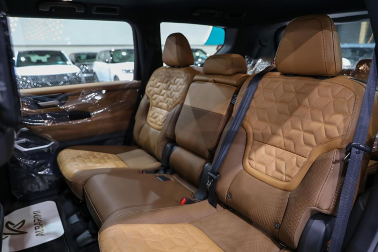 Nissan Patrol 2025 được trang bị NissanConnect 2.0 tích hợp Google, công nghệ ProPilot cung cấp cho người lái khả năng kiểm soát hành trình thích ứng và hỗ trợ giữ làn đường, màn hình quan sát xung quanh 3D để có tầm nhìn toàn cảnh tốt hơn, gương chiếu hậu thông minh và cảnh báo va chạm phía trước với phanh khẩn cấp tự động.