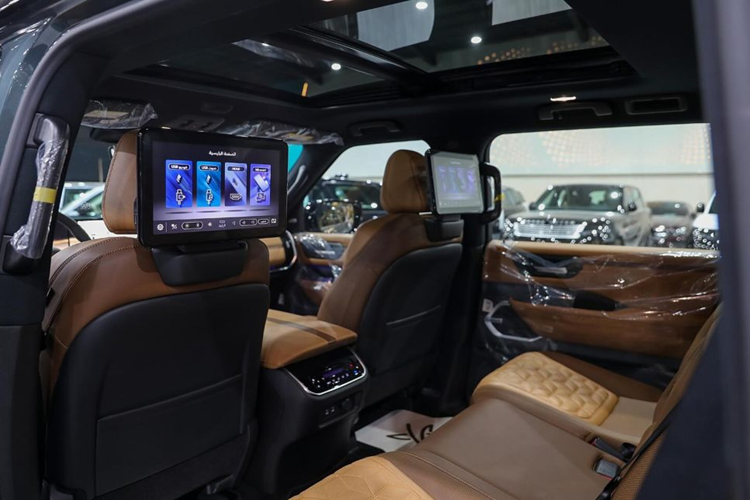 Xe còn có hệ thống âm thanh Klipsch Premium 12 loa, cửa sổ trời toàn cảnh bằng kính và hệ thống đèn viền nội thất 64 màu là trang bị tiêu chuẩn.