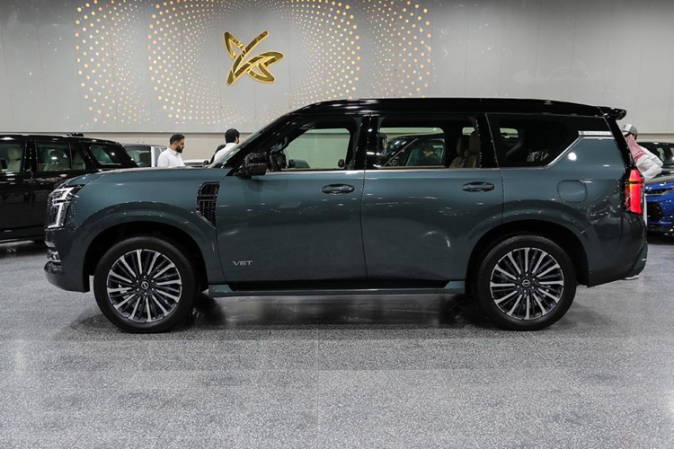 Nissan Patrol thế hệ mới chính thức ra mắt toàn cầu từ tháng 9/2024. Xe được định vị cùng phân khúc với Toyota Land Cruiser (LC300). Xe sở hữu ngoại hình cơ bắp, hầm hố. Phần đầu xe gây ấn tượng với cụm đèn pha dạng dọc được tích hợp công nghệ chiếu sáng thích ứng và 2 dải đèn LED định vị ban ngày hình chữ "C".