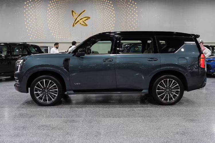 Nissan Patrol thế hệ mới chính thức ra mắt toàn cầu từ tháng 9/2024. Xe được định vị cùng phân khúc với Toyota Land Cruiser (LC300). Xe sở hữu ngoại hình cơ bắp, hầm hố. Phần đầu xe gây ấn tượng với cụm đèn pha dạng dọc được tích hợp công nghệ chiếu sáng thích ứng và 2 dải đèn LED định vị ban ngày hình chữ "C".