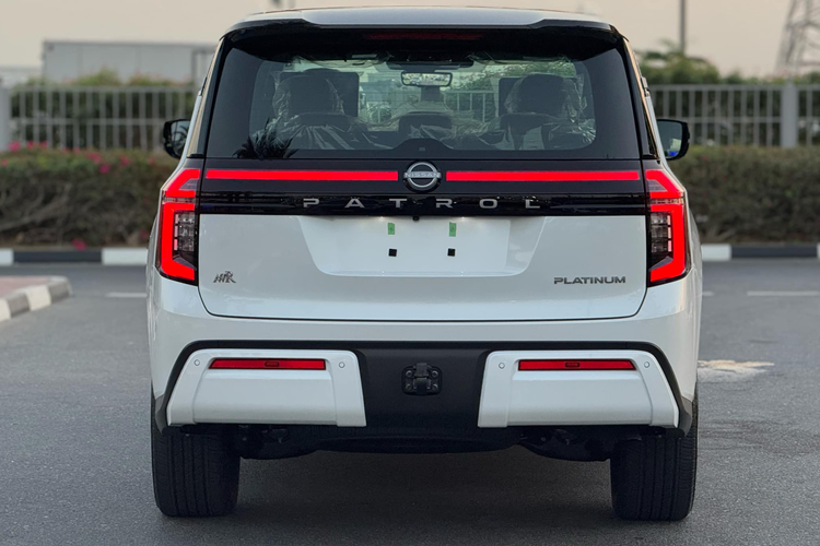 Toàn bộ sức mạnh được truyền qua hộp số tự động 9 cấp do Mercedes-Benz phát triển. Ngoài ra, xe còn sở hữu hệ thống treo khí nén thích ứng với giảm xóc điện tử, cho phép nâng hoặc hạ gầm tùy điều kiện địa hình.