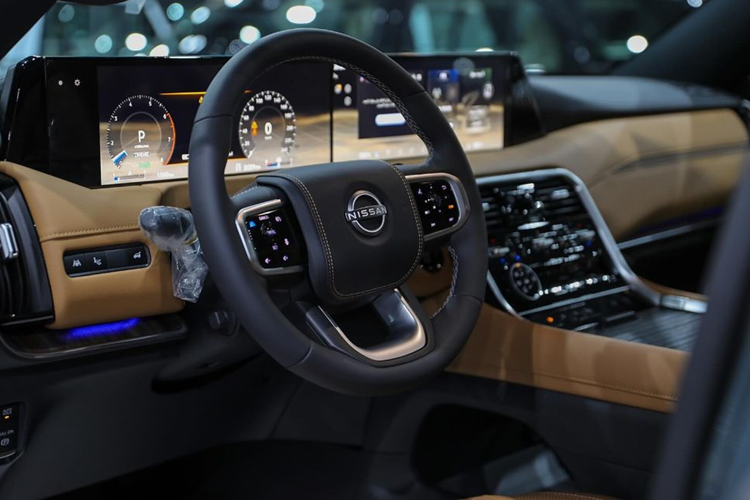 Xe được trang bị cặp màn hình thông tin giải trí và cụm đồng hồ kỹ thuật số có tổng kích thước 28,6 inch, HUD 7 inch. Hành khách phía sau cũng được cung cấp cặp màn hình 12,8 inch, là tùy chọn đi kèm với các tính năng giải trí như Miracast, HDMI và đầu vào USB.