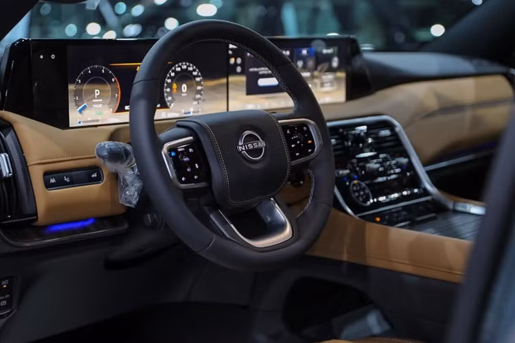 Xe được trang bị cặp màn hình thông tin giải trí và cụm đồng hồ kỹ thuật số có tổng kích thước 28,6 inch, HUD 7 inch. Hành khách phía sau cũng được cung cấp cặp màn hình 12,8 inch, là tùy chọn đi kèm với các tính năng giải trí như Miracast, HDMI và đầu vào USB.