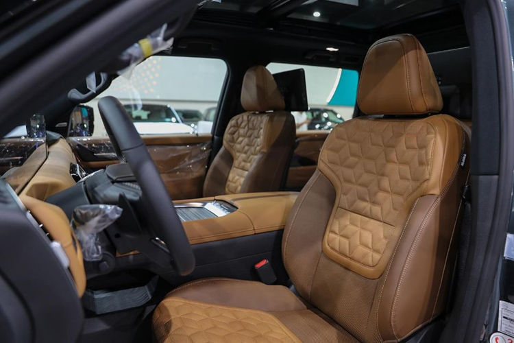 Hệ thống ghế ngồi trên Nissan Patrol 2025 được bọc da trần bông kết hợp họa tiết lấy cảm hứng từ kumiko - một kỹ thuật chế biến gỗ của Nhật Bản, có thể chỉnh điện 8 hướng và chức năng massage.