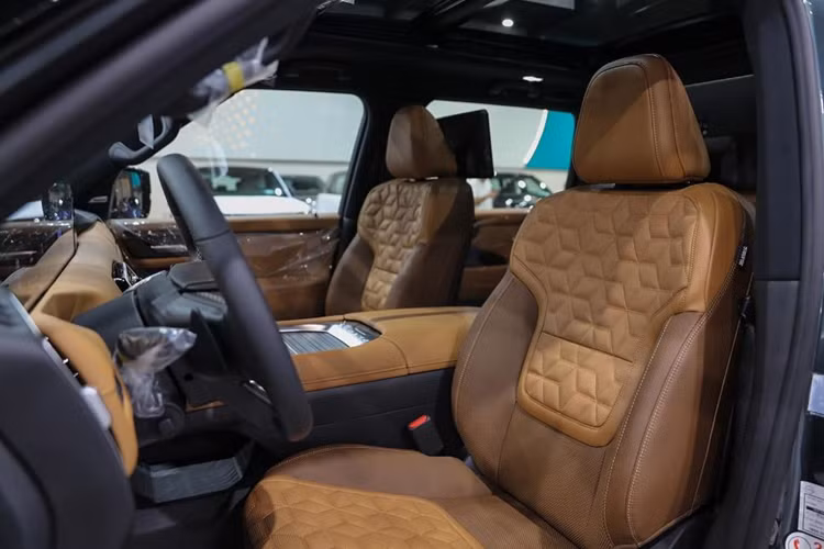 Hệ thống ghế ngồi trên Nissan Patrol 2025 được bọc da trần bông kết hợp họa tiết lấy cảm hứng từ kumiko - một kỹ thuật chế biến gỗ của Nhật Bản, có thể chỉnh điện 8 hướng và chức năng massage.