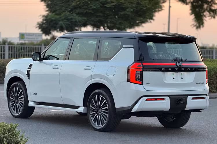 Trong khi đó, phiên bản cao cấp được trang bị động cơ tăng áp kép 3.5L, cung cấp công suất tối đa 425 mã lực và mô-men xoắn cực đại 700 Nm.