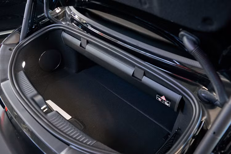 Mô-tơ điện 48V cũng cung cấp năng lượng cho bộ phận RSG (máy phát điện khởi động điều khiển bằng dây đai), nay được nâng cấp lên “thế hệ thứ 2”, để tạo thành hệ thống hybrid nhẹ cho xe, qua đó có thể hỗ trợ thêm 13 mã lực (10 kW / 14 PS) trong một số trường hợp nhất định.