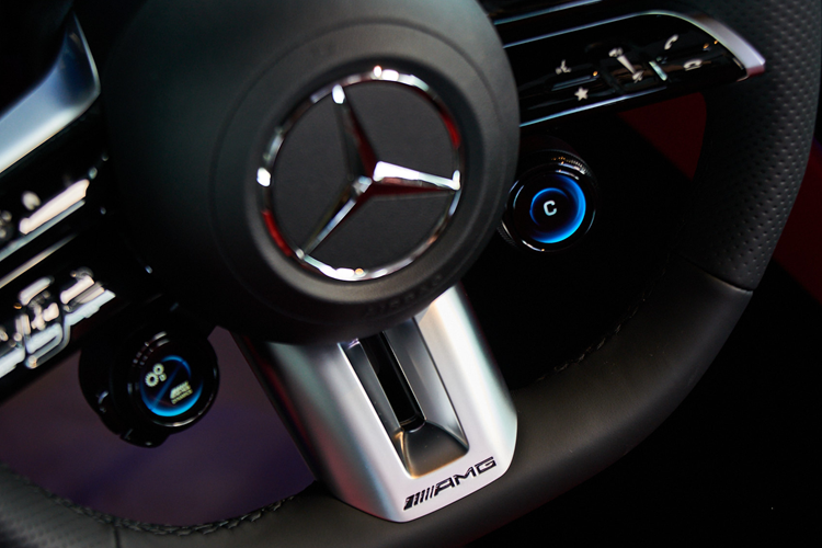 Theo AMG, bộ tăng áp có thể đạt tốc độ lên tới 170.000 vòng/phút, dẫn đến tốc độ dòng khí rất cao. Sức mạnh mà động cơ này có thể đạt được là công suất 375 mã lực (280 kW / 381 PS) tại 6.750 vòng/phút và mô-men xoắn cực đại 480 Nm từ 3.250 đến 5.000 vòng/phút.