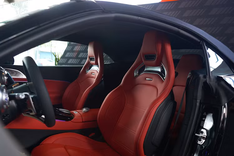 Vô lăng 3 chấu thể thao AMG được bọc da Nappa; có tích hợp các phím chức năng, lẫy số, 2 nút xoay tuỳ chỉnh chế độ lái, hệ thống ống xả… Toàn bộ ghế được bọc da, ghế lái và phụ thiết kế thể thao ôm sát người có tính năng sưởi.