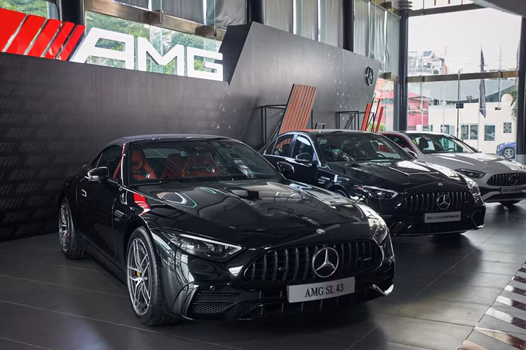 So với hai mẫu xe “đàn anh” là SL 55 4MATIC+ và SL63 4MATIC+, SL 43 có mức giá thấp hơn, giúp các khách hàng tiềm năng dễ dàng tiếp cận với dòng xe mui trần 2 cửa đầy “chất chơi” này.