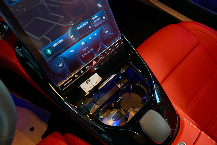 Nội thất SL 43 thừa hưởng phong cách SL V8 trước đó. Điểm nhấn mang nét hiện đại, công nghệ chính là màn hình thông tin kích thước 12,3 inch đằng sau vô lăng và màn hình giải trí kích thước 11,9 inch đặt dọc tích hợp hệ thống thông tin giải trí MBUX mới nhất được đặt ở bảng điều khiển trung tâm.