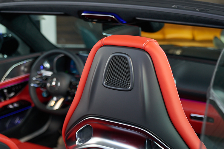 Cụ thể, bộ turbo tăng áp nay được kết hợp cùng một mô-tơ điện 48V có độ dầy chỉ khoảng 4cm, rất nhỏ gọn, được gắn trực tiếp vào trục nối giữa máy nén khí và tuabin. Tác dụng của mô-tơ điện này là giúp loại bỏ độ trễ turbo bằng cách cho phép máy nén quay ngay cả khi chân người lái không đạp ga, khiến độ nhạy khi tăng tốc luôn được đảm bảo tức thì.