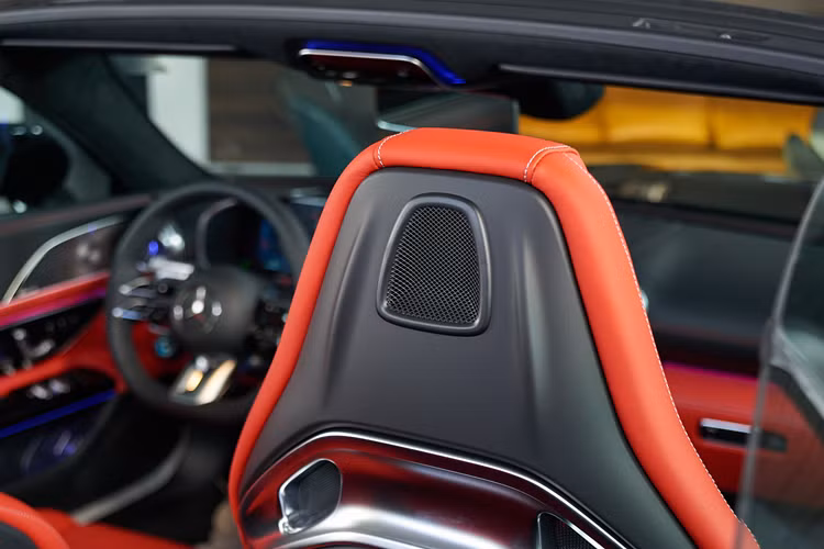 Cụ thể, bộ turbo tăng áp nay được kết hợp cùng một mô-tơ điện 48V có độ dầy chỉ khoảng 4cm, rất nhỏ gọn, được gắn trực tiếp vào trục nối giữa máy nén khí và tuabin. Tác dụng của mô-tơ điện này là giúp loại bỏ độ trễ turbo bằng cách cho phép máy nén quay ngay cả khi chân người lái không đạp ga, khiến độ nhạy khi tăng tốc luôn được đảm bảo tức thì.