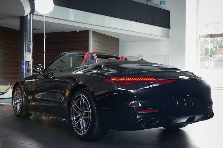 Trong thế giới xe thể thao 2 cửa mui trần hạng sang, Mercedes-AMG SL 43 là đối thủ trực tiếp với Porsche 911 Cabriolet và một số mẫu xe có mức giá thấp hơn như BMW Z4, BMW 430i Convertible, Porsche 718 Boxster.