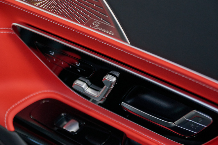 Cùng với hộp số AMG MCT 9 cấp truyền sức mạnh động cơ xuống 2 bánh sau, SL 43 mới có thể tăng tốc 0-100 km/h trong vòng 4,9 giây, trước khi chạm tới vận tốc tối đa 275 km/h.