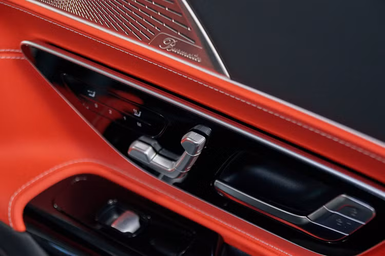 Cùng với hộp số AMG MCT 9 cấp truyền sức mạnh động cơ xuống 2 bánh sau, SL 43 mới có thể tăng tốc 0-100 km/h trong vòng 4,9 giây, trước khi chạm tới vận tốc tối đa 275 km/h.