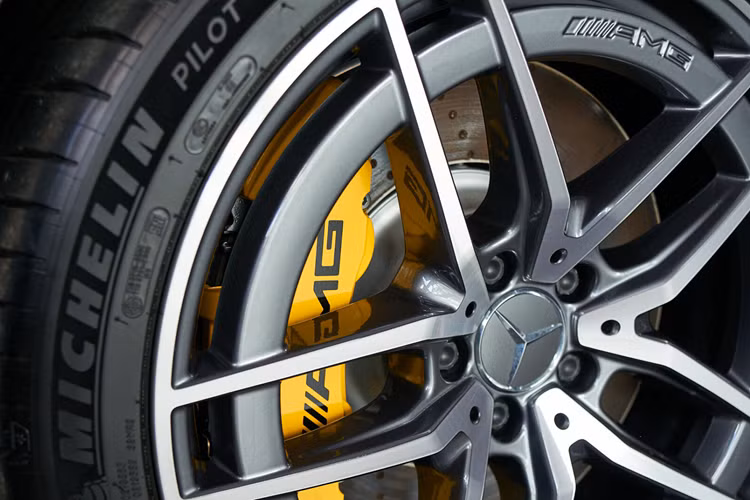 Gói thiết kế ngoại thất AMG Night Package với các chi tiết được hoàn thiện bằng màu đen, tạo ra các điểm nhấn nổi bật, như cản trước, viền bên, ốp gương và phần trang trí trong đầu tán khí phía sau. Thêm vào đó các chi tiết trang trí ống xả được làm tối.