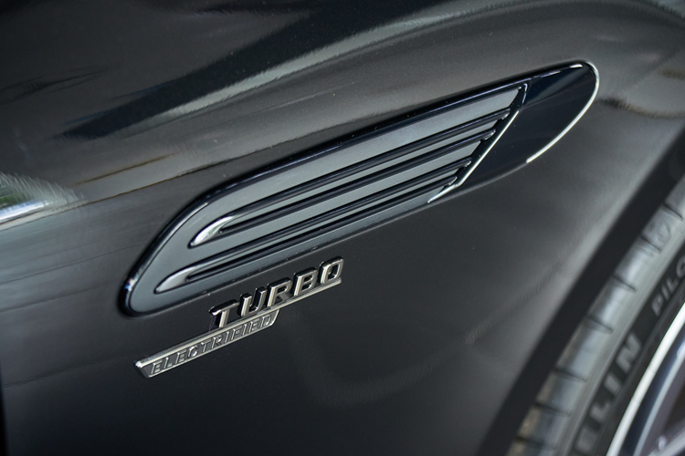 Mercedes AMG SL 43 tại Việt Nam được trang bị hai gói thiết kế ngoại thất có sẵn – AMG Night Package và AMG Night Package II, giúp diện mạo sắc nét, thanh lịch và năng động hơn.