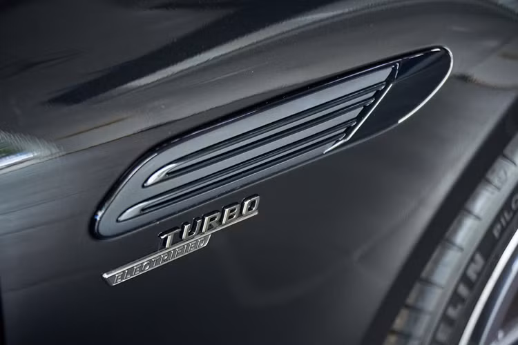 Mercedes AMG SL 43 tại Việt Nam được trang bị hai gói thiết kế ngoại thất có sẵn – AMG Night Package và AMG Night Package II, giúp diện mạo sắc nét, thanh lịch và năng động hơn.