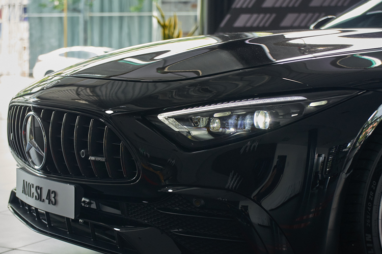 Tùy thuộc vào lớp sơn hoàn thiện đã chọn, điều này sẽ tạo ra sự tương phản nổi bật hoặc sự chuyển tiếp mượt mà. Gói thiết kế ngoại thất AMG Night Package II sẽ bổ sung thêm các chi tiết được hoàn thiện màu đen, gồm lưới tản nhiệt AMG đặc trưng sơn đen, kí hiệu và logo ngôi sao Mercedes-Benz ở mặt sau.