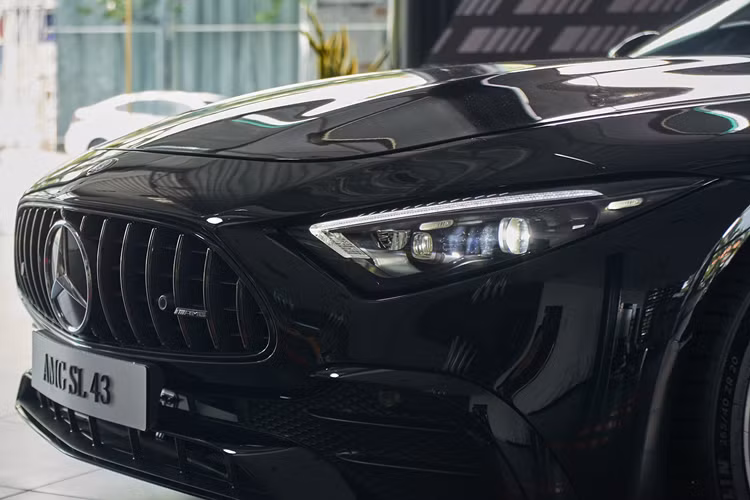 Tùy thuộc vào lớp sơn hoàn thiện đã chọn, điều này sẽ tạo ra sự tương phản nổi bật hoặc sự chuyển tiếp mượt mà. Gói thiết kế ngoại thất AMG Night Package II sẽ bổ sung thêm các chi tiết được hoàn thiện màu đen, gồm lưới tản nhiệt AMG đặc trưng sơn đen, kí hiệu và logo ngôi sao Mercedes-Benz ở mặt sau.