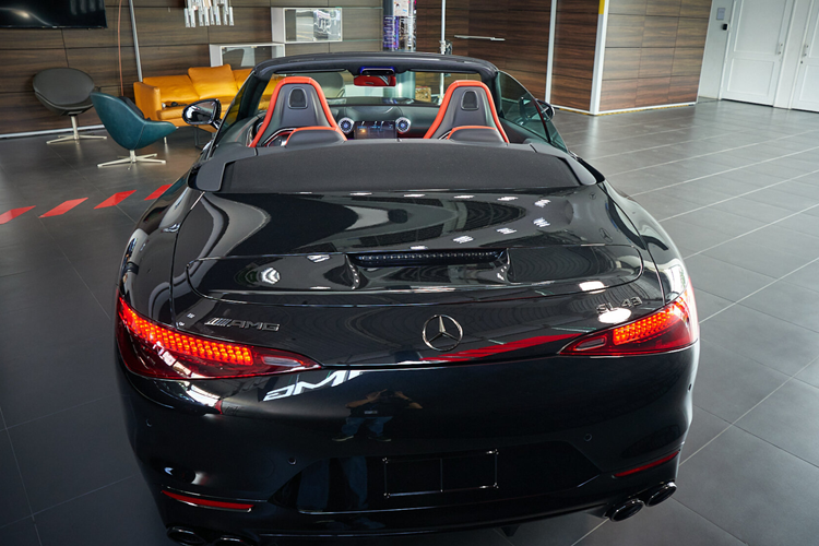 Tại thị trường Việt Nam, AMG SL 43 sở hữu 6 tùy chọn màu sơn ngoại thất gồm: Vàng Sun, Đen Obsidian, Xanh Hyper, Bạc High-tech, Xanh Spectral, Xám Selenite. Nội thất có 4 tùy chọn da nappa khác nhau gồm: Đen, Nâu Sienna, Đỏ Pepper, Xám Sage.