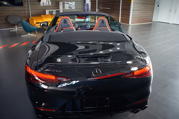 Tại thị trường Việt Nam, AMG SL 43 sở hữu 6 tùy chọn màu sơn ngoại thất gồm: Vàng Sun, Đen Obsidian, Xanh Hyper, Bạc High-tech, Xanh Spectral, Xám Selenite. Nội thất có 4 tùy chọn da nappa khác nhau gồm: Đen, Nâu Sienna, Đỏ Pepper, Xám Sage.