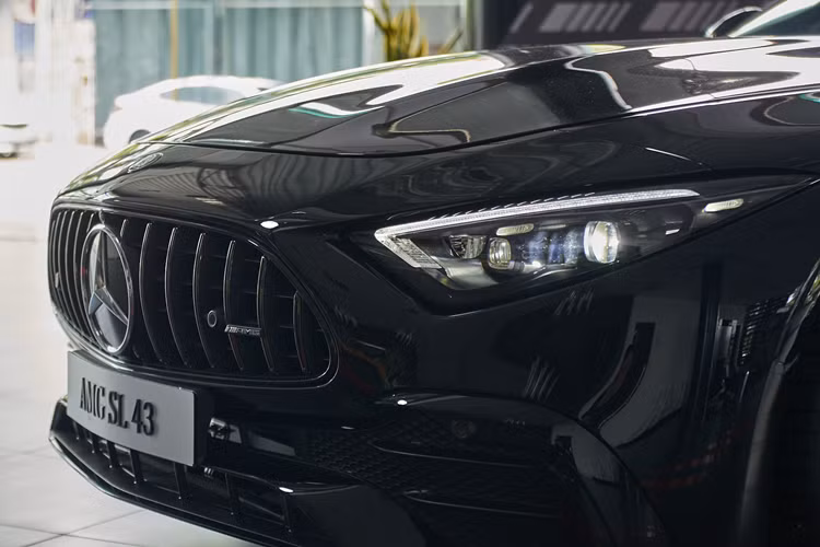 Mercedes-AMG SL được phát triển trên nền tảng cấu khúc mới mã hiệu R232 với kích thước tổng thể chiều dài x rộng x cao lần lượt 4702 x 1915 x 1362 (mm) và chiều dài trục cơ sở dài 2.700 mm. Cản trước và cản sau được thiết kế đơn giản. 4 ống xả ở phía đuôi thiết kế tròn, thay vì hình tứ giác như các “đàn anh”.