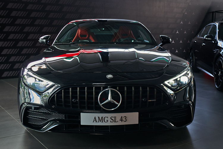 Cuối năm 2023, Mercedes-Benz Việt Nam (MBV) chính thức nhận đặt hàng, mức giá xe Mercedes-AMG SL 43 bán ra chính hãng 6,959 tỷ đồng với số lượng giới hạn. Đến nay, những chiếc xe SL 43 đầu tiên đã được bàn giao đến khách hàng.