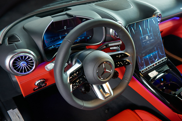 Cả hai màn hình đều có thể cá nhân hóa và có chống loá. Mercedes cũng trang bị cho xe thêm một tùy chọn với tính năng hiển thị 3D giúp tăng tính tiện nghi cho người cầm lái. Hệ thống âm thanh vòm Burmester 3D gồm 11 loa, công suất tối đa 650W.