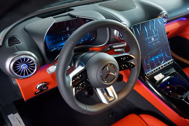 Cả hai màn hình đều có thể cá nhân hóa và có chống loá. Mercedes cũng trang bị cho xe thêm một tùy chọn với tính năng hiển thị 3D giúp tăng tính tiện nghi cho người cầm lái. Hệ thống âm thanh vòm Burmester 3D gồm 11 loa, công suất tối đa 650W.