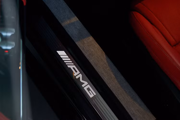 Ngoài ra, SL 43 còn có những trang bị tiện nghi như sạc không dây, camera 360 toàn cảnh, phanh tay điện tử, điều hòa tự động… Hệ thống mui vải mới của SL 43 có ưu điểm nhẹ hơn khoảng 21 kg so với hệ thống mui cứng trên SL-Class thế hệ cũ, cải thiện tính khí động học và phần nào mở rộng không gian cho khoang hành lý phía sau.