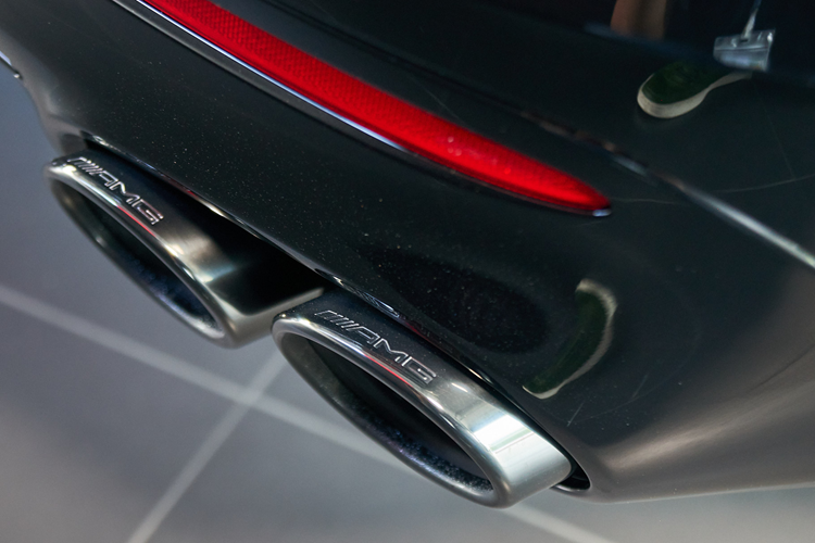 Bên cạnh đó là sự hiện diện của cơ chế AMG DYNAMIC SELECT với 5 chế độ lái “Slippery”, “Comfort”, “Sport”, “Sport +” và “Individual”. Nếu khách hàng chọn lắp thêm gói AMG DYNAMIC PLUS, sẽ được bổ sung thêm 1 chế độ lái nữa là “Race” cùng nhiều tiện ích đặc biệt giúp nâng cao tính thể thao của xe.