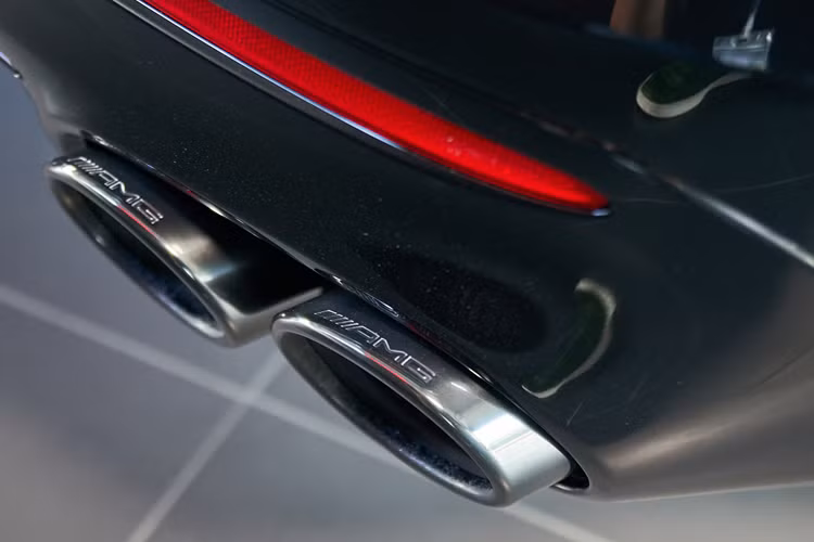 Bên cạnh đó là sự hiện diện của cơ chế AMG DYNAMIC SELECT với 5 chế độ lái “Slippery”, “Comfort”, “Sport”, “Sport +” và “Individual”. Nếu khách hàng chọn lắp thêm gói AMG DYNAMIC PLUS, sẽ được bổ sung thêm 1 chế độ lái nữa là “Race” cùng nhiều tiện ích đặc biệt giúp nâng cao tính thể thao của xe.