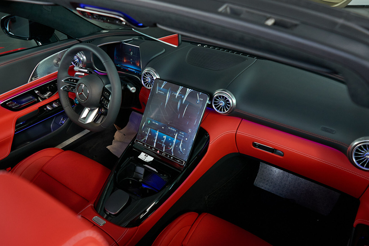 Hệ thống đèn trên Mercedes AMG SL 43 full LED, đèn trước LED High Performance tích hợp công nghệ tự động điều chỉnh xa gần Adaptive HighbeamAssist. Nhằm tối ưu khí động học, tay nắm cửa được làm ẩn và cánh gió sẽ tự động đóng/mở khi đạt ngưỡng tốc độ cần thiết. Xe trang bị bộ mâm 20 inch kiểu dáng 5 chấu đặc trưng của AMG.