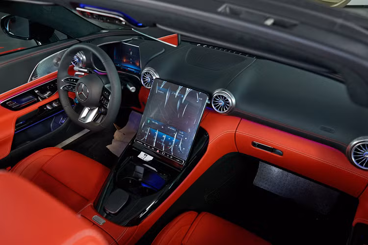 Hệ thống đèn trên Mercedes AMG SL 43 full LED, đèn trước LED High Performance tích hợp công nghệ tự động điều chỉnh xa gần Adaptive HighbeamAssist. Nhằm tối ưu khí động học, tay nắm cửa được làm ẩn và cánh gió sẽ tự động đóng/mở khi đạt ngưỡng tốc độ cần thiết. Xe trang bị bộ mâm 20 inch kiểu dáng 5 chấu đặc trưng của AMG.