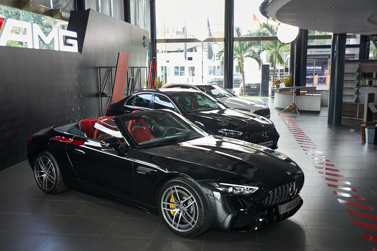 Can canh Mercedes-AMG SL 43 gia 6,9 ty dong, “doi thu” Porsche 911