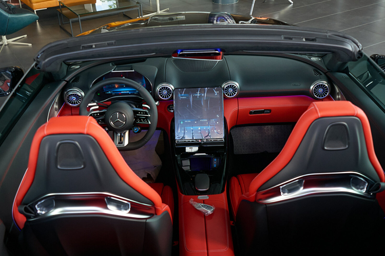 Ngoài ra, hệ thống mui này có thể đóng mở trong vòng 15 giây kể cả khi xe đang chạy với tốc độ 60 km/h. Khoang hành lý phía sau này của xe có thể để vừa hai túi golf trong cốp xe ngay cả khi mở mui (lúc hệ thống mui đã thu vào trong khoang hành lý).