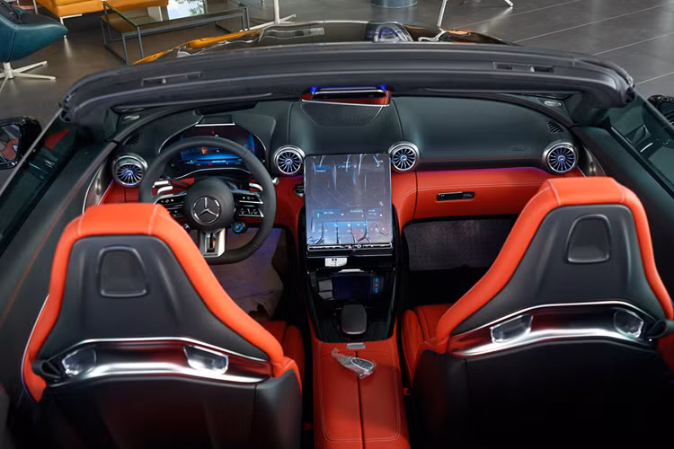 Ngoài ra, hệ thống mui này có thể đóng mở trong vòng 15 giây kể cả khi xe đang chạy với tốc độ 60 km/h. Khoang hành lý phía sau này của xe có thể để vừa hai túi golf trong cốp xe ngay cả khi mở mui (lúc hệ thống mui đã thu vào trong khoang hành lý).